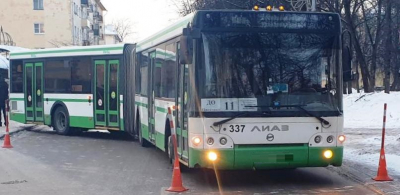 В этот же день 18 января 2022 года  в 15:40 в городе Великий Новгород на улице Чудинцева водитель, мужчина 1978 года рождения, управляя автобусом «ЛИАЗ-621321», в процессе движения допустил занос задней части транспортного средства и совершил наезд на пешехода, женщину