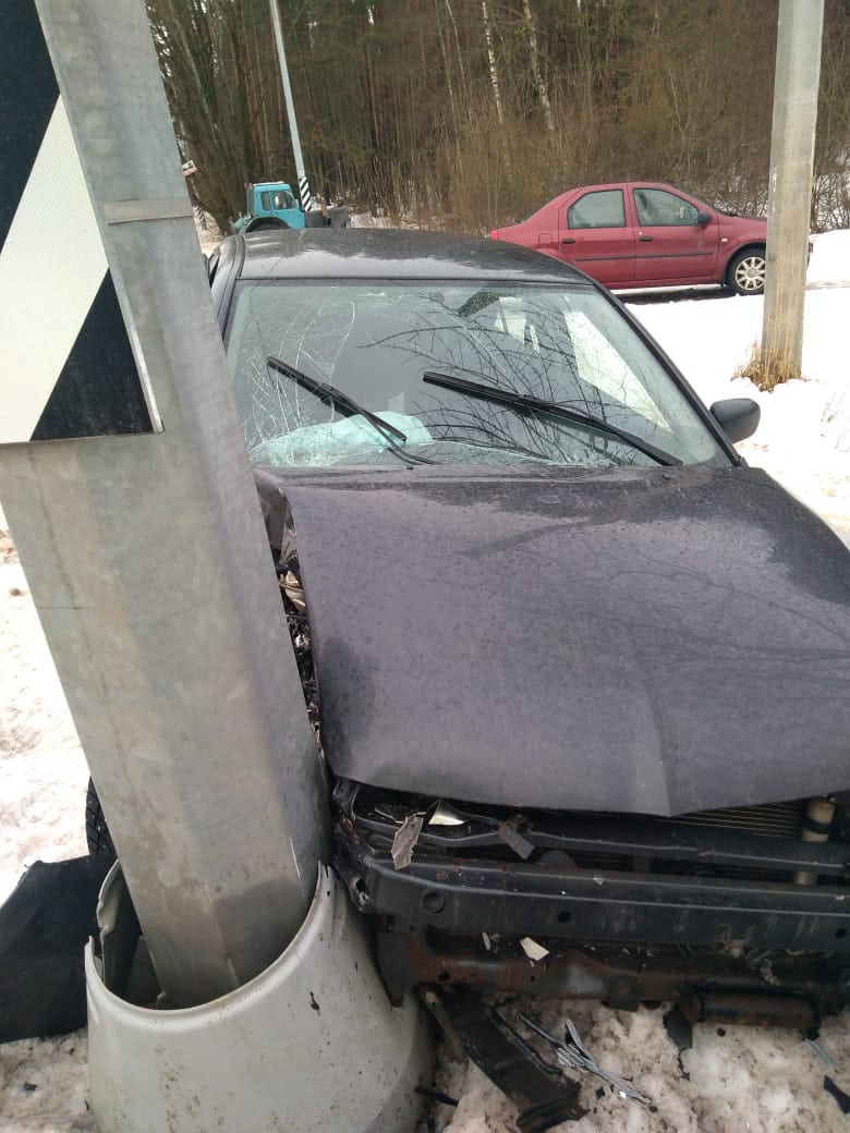 На а/д «Савино-Селищи» (д. Пахотная Горка Новгородского района)  Mitsubishi Lancer врезался в ЛЭП (фото)