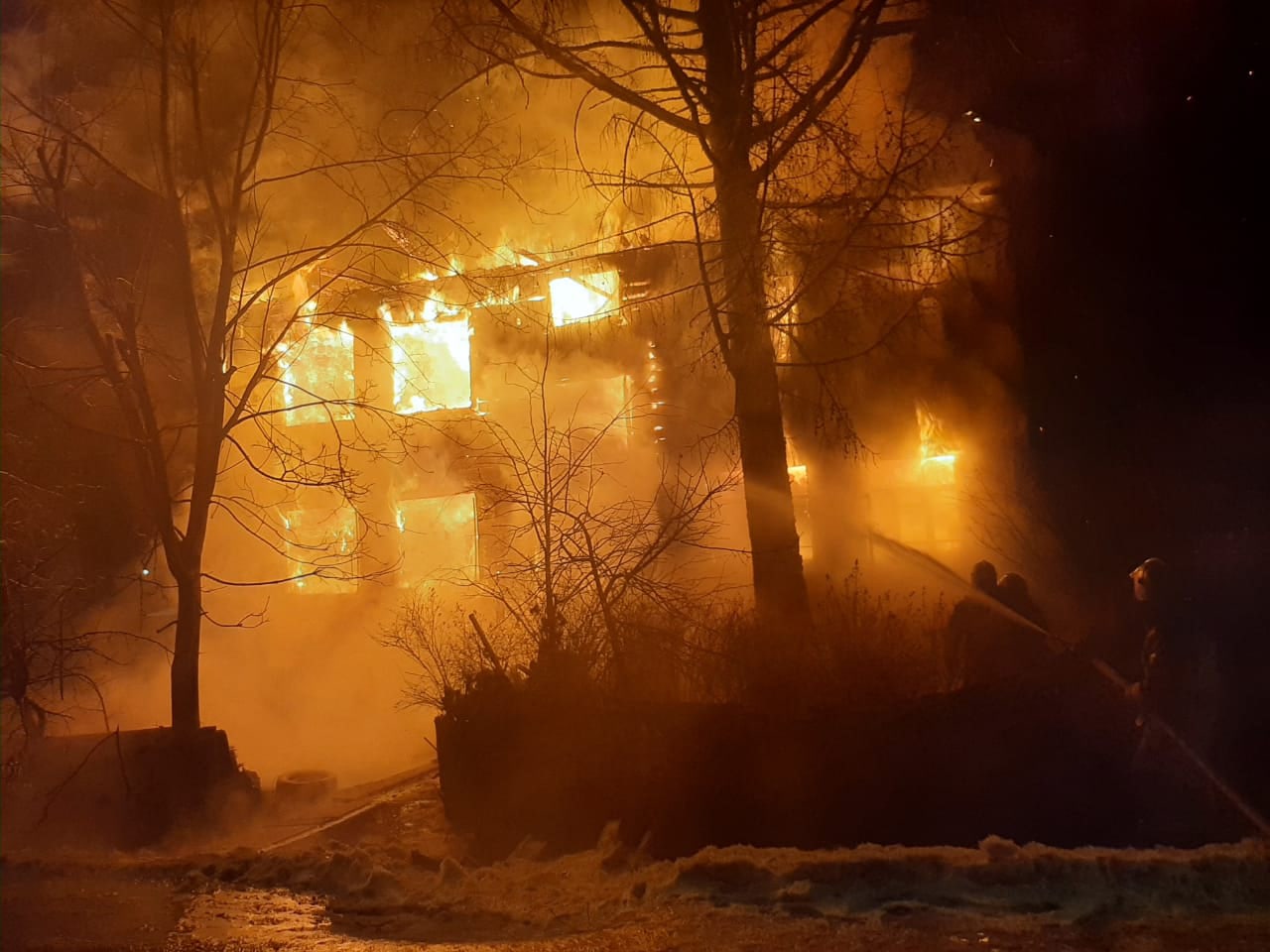 Ночью в п. Пролетарий произошел пожар в деревянном 4-х квартирном жилом доме
