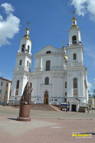 Успенский храм и памятник Патриарху