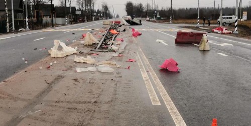 10 декабря 2019 года. Сводка происшествий на дорогах области за вчерашний день.  На трассе «Россия», автомобиль врезался в огражение и наехал на дорожных рабочих.