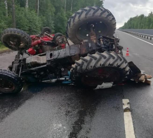 8 июля 2020 года. Сводка происшествий на дорогах области за вчерашний день. Трактор попал в ДТП и перевернулся на трассе "Россия"