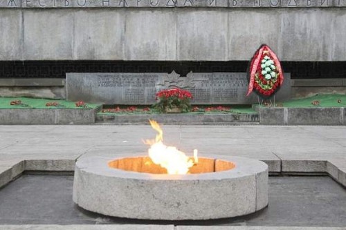 У мемориального комплекса «Вечный Огонь Славы» в Кремле состоялась церемония возложения венков и цветов, посвященная Дню Неизвестного Солдата.