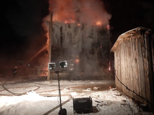 Ночью в п. Пролетарий произошел пожар в деревянном 4-х квартирном жилом доме (фото)