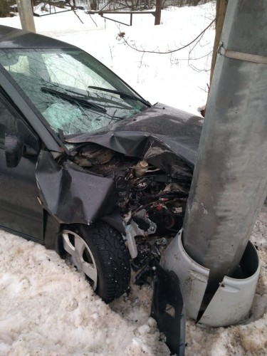 На а/д «Савино-Селищи» (д. Пахотная Горка Новгородского района)  Mitsubishi Lancer врезался в ЛЭП (фото)