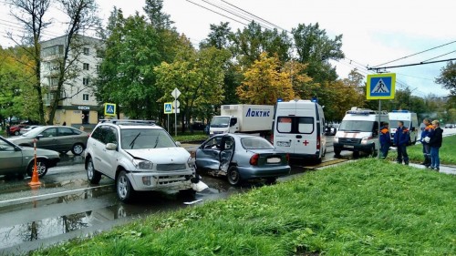 На улице Большая Санкт-Петербургская, около дома 96, Шевроле Ланос столкнулся  автомобилем Тойота Рав 4