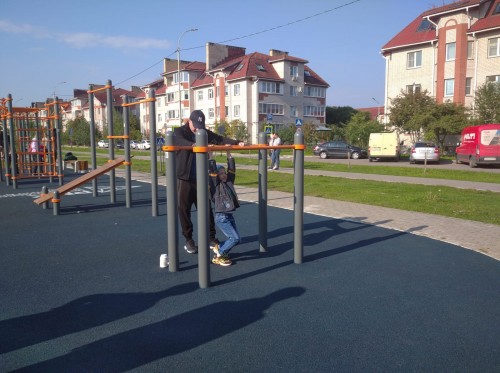 В сквере Каберова в День города торжественно открыли новую спортивную площадку для воркаута.