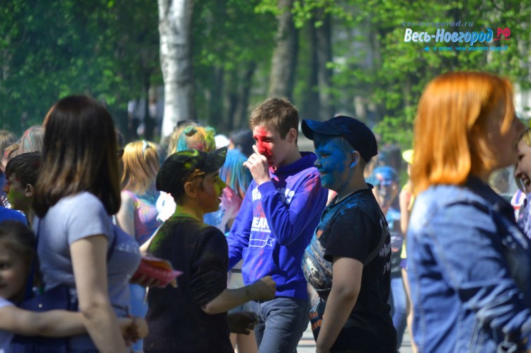 Фестиваль красок 12 мая 2018 года в Великом Новгороде3659