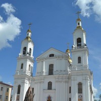 Успенский храм и памятник Патриарху