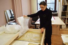 В мастерской реставрации тканей Новгородского музея-заповедника проводятся уникальные реставрационные работы
