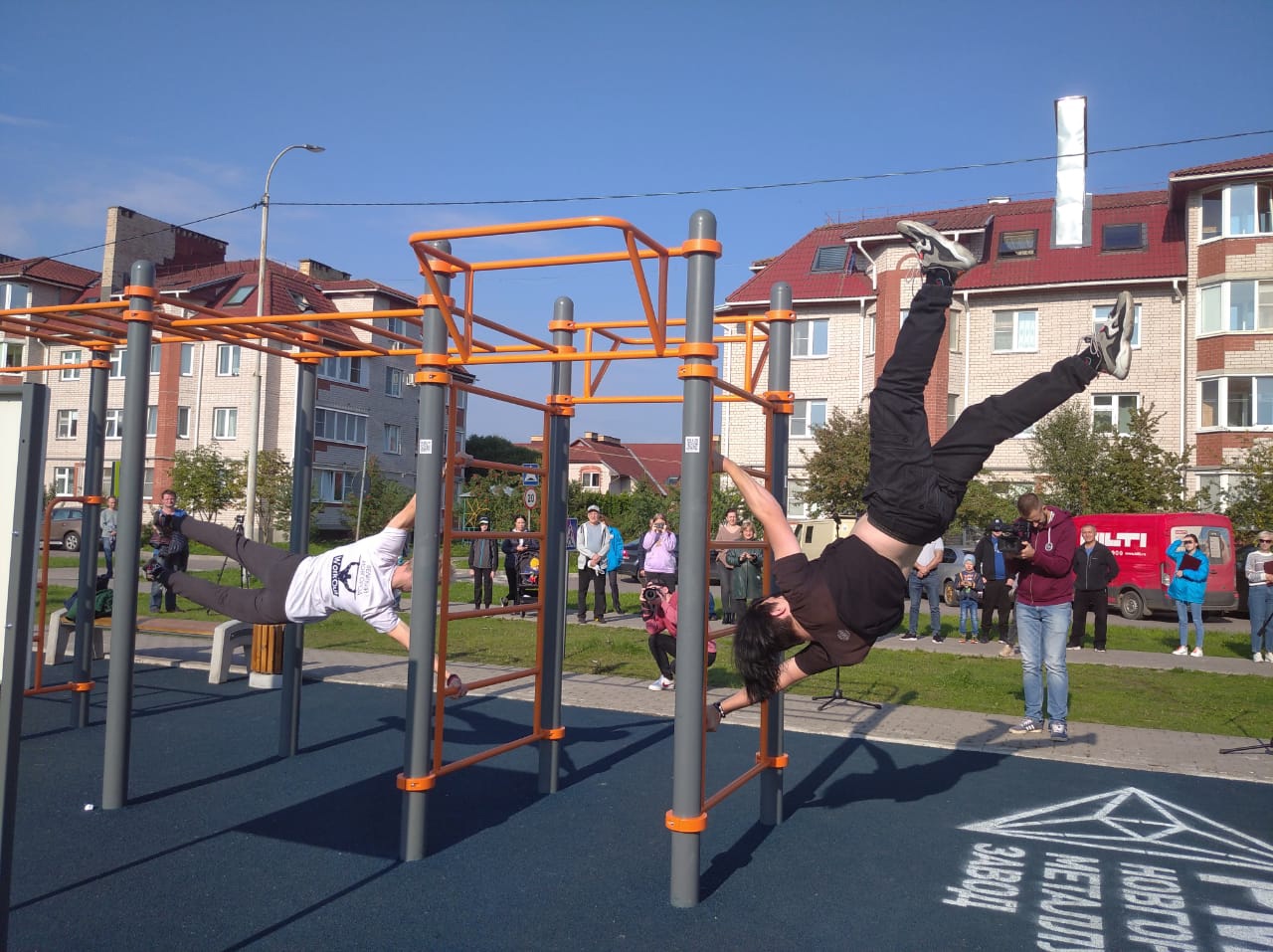 В сквере Каберова в День города торжественно открыли новую спортивную площадку для воркаута. 